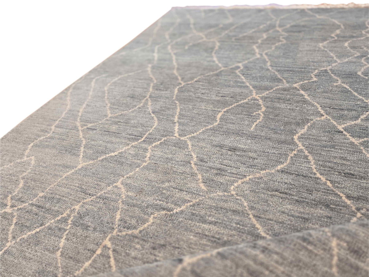 Grey rug with crackled trellis pattern and light beige lines, flat weave.