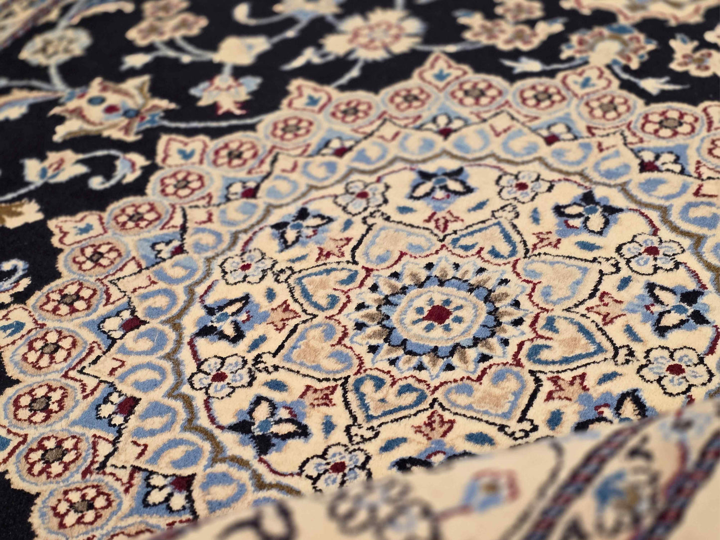 Nain Rug - 307x198 cm