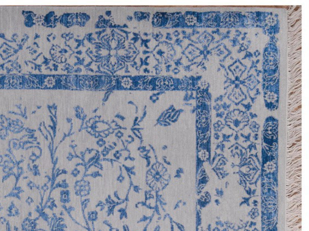 Modern rug 310x244 cm close-up of blue floral pattern and decorative border strips